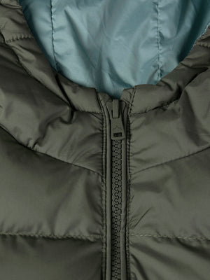 SHORT HOODED DOWN JACKET IN BOTTLE GREEN