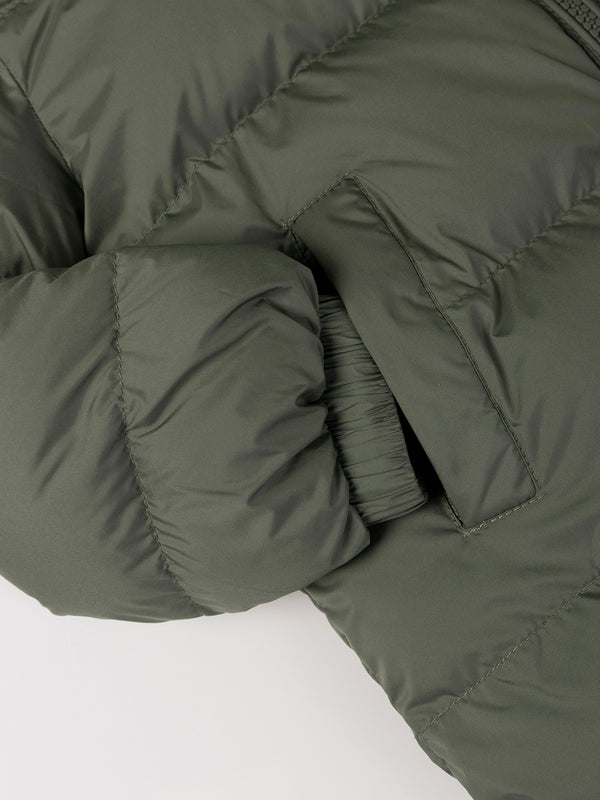 SHORT HOODED DOWN JACKET IN BOTTLE GREEN