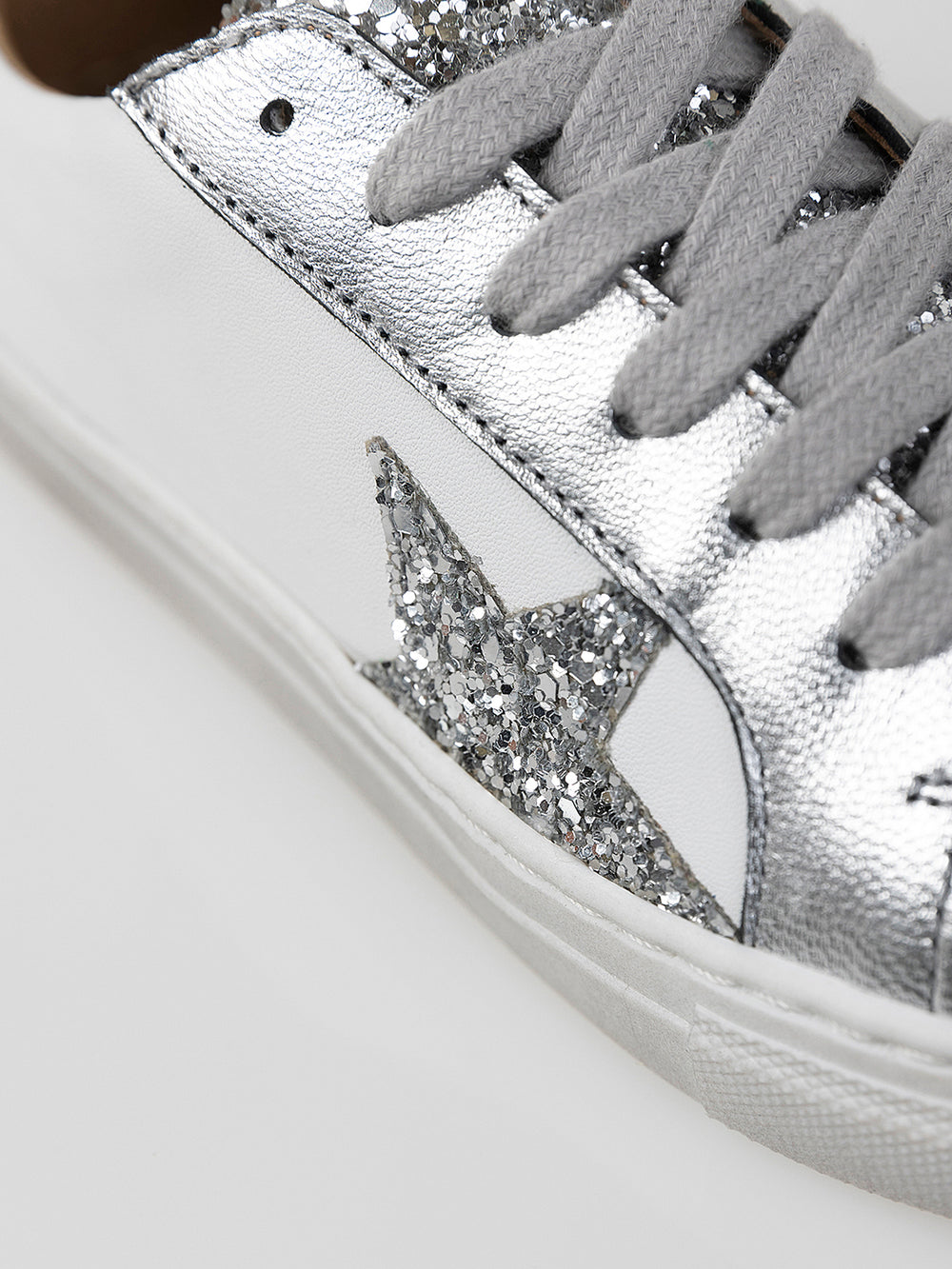 ZAPATILLA CASUAL DETALLE ESTRELLA GLITTER BLANCO PURO