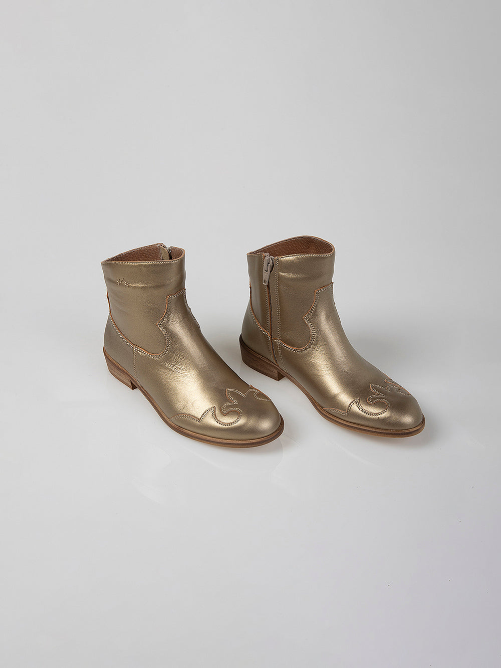 BOOT WITH GOLD METALLIC EFFECT TOE DETAIL