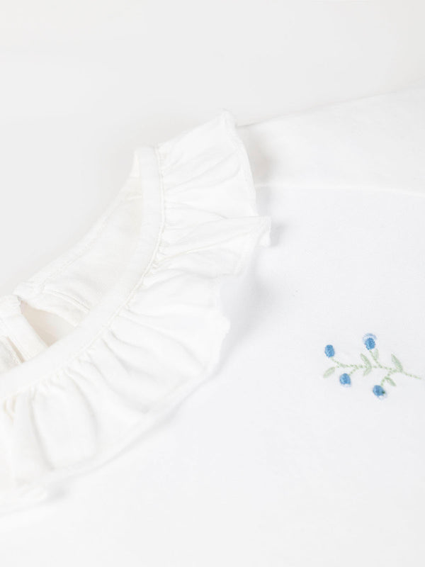 T-SHIRT WITH FLOWER EMBROIDERY AND CREAM RUFFLE COLLAR