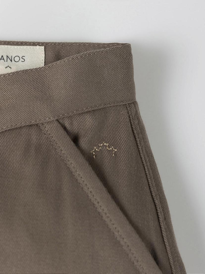 NANOS / LOOKBOOK / Pantaloni / Pantalón jogger bolsillos chino marrón chocolate / 55060226033412 (2)